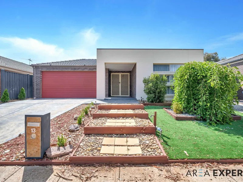 Perfect Location, Live in Alamanda School Zone!