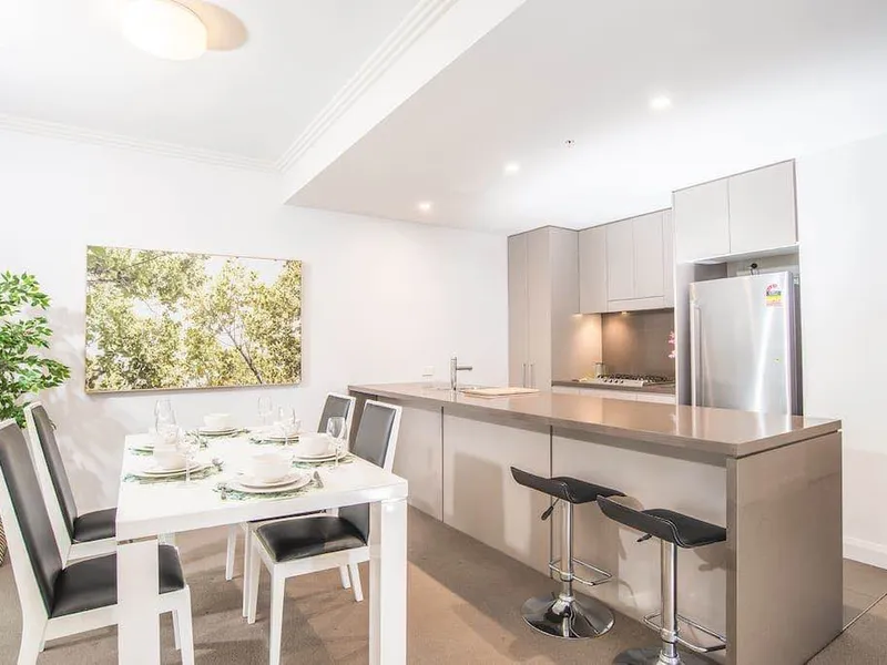 Massive Contemporary 2 Bedroom Apartment 