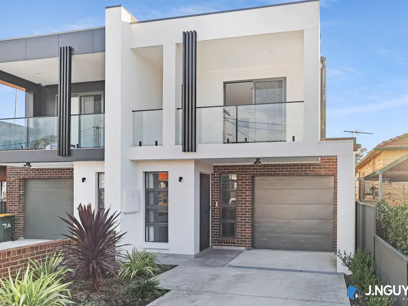 Ultra Modern & Luxurious 5 bedroom Family Residence