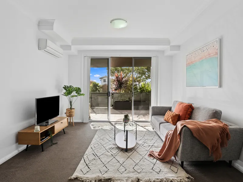 IMMACULATELY PRESENTED VILLA STYLE APARTMENT ON A QUIET STREET