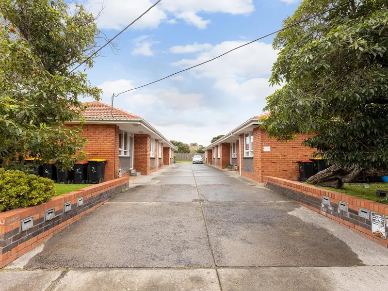 Lovely 1 bedroom unit in Springvale Central