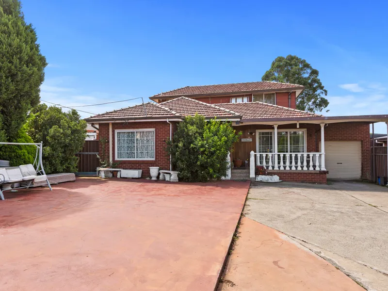 6 BEDROM HOUSE + ATTACHED STUIDO!