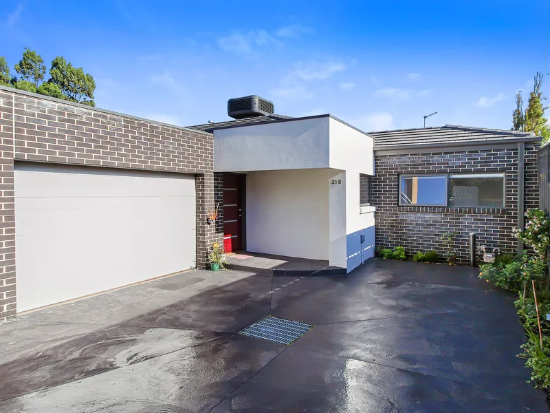 LIGHT AND BRIGHT | TWO BEDROOM | GREAT LOCATION