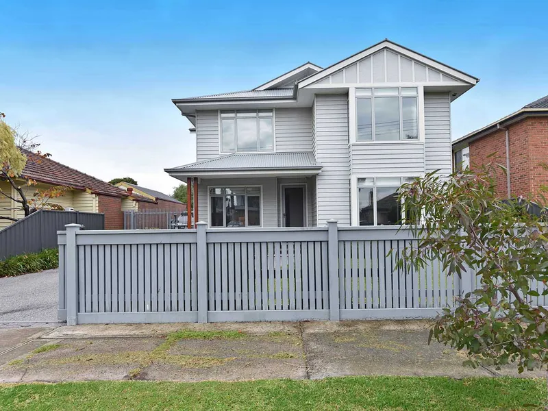 Luxurious 4 Bedroom House with Pool in Niddrie
