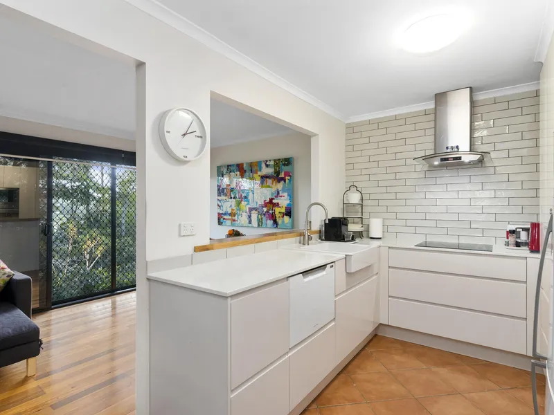 TREETOP DELIGHT! - OFFERS CLOSING 5:30 MONDAY 29TH MARCH