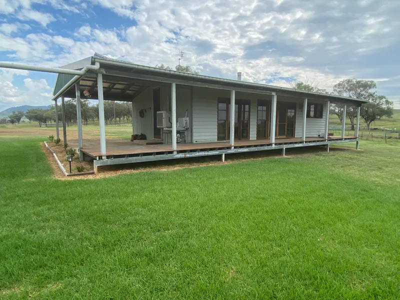 BEAUTIFUL RURAL LOCATION OFF NEW ENGLAND HIGHWAY IN THE GAROO AREA