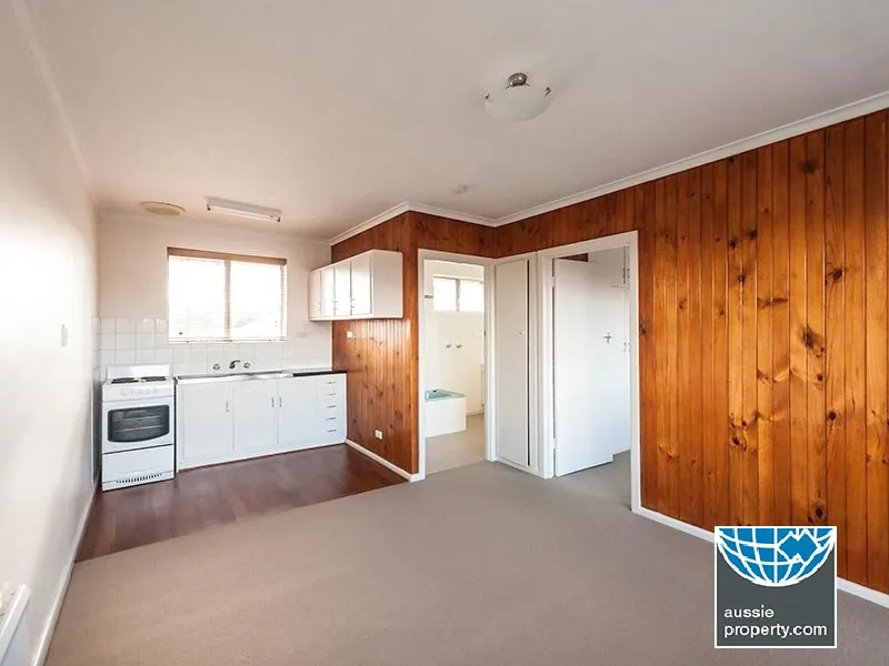 Spacious apartment unit Close to HighPoint, public transport on a quiet street