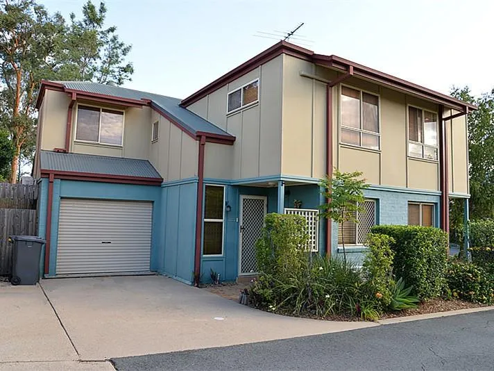 Fabulous park view property 3 minutes walk to Aldi shopping centre