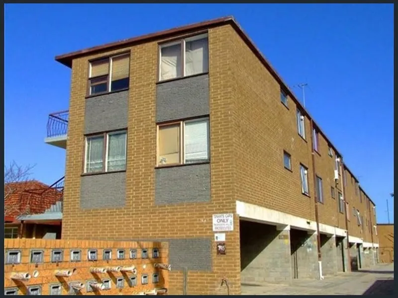 Second floor two bedroom flat comprising: