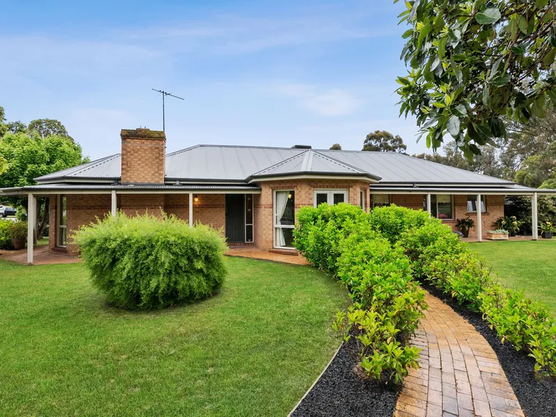 listedAS - Elegant entertainer abutting the golf course