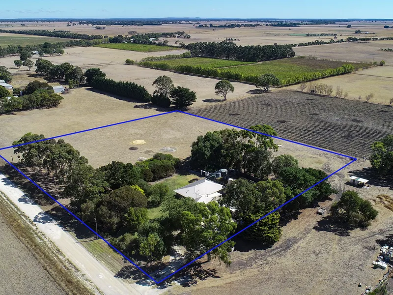 Large family home on 4.7 acres two minutes from Penola