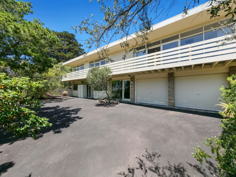 Unique 4 bedroom house, with bayviews