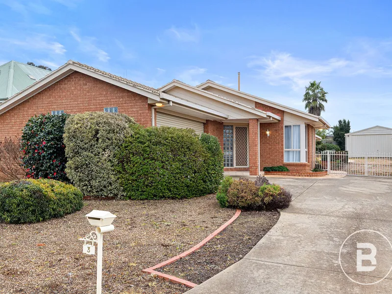 BEAUTIFULLY PRESENTED BRICK VENEER HOME IN QUIET LOCATION