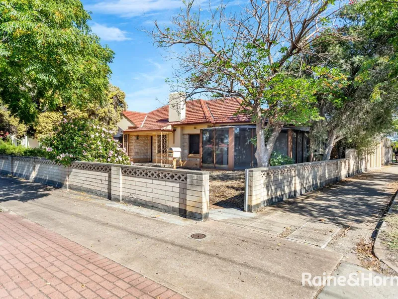HUGE FAMILY HOME WITH MASSIVE GARAGING ON 833M2, CORNER OF ROSLYN ST 200M TO BEACH
