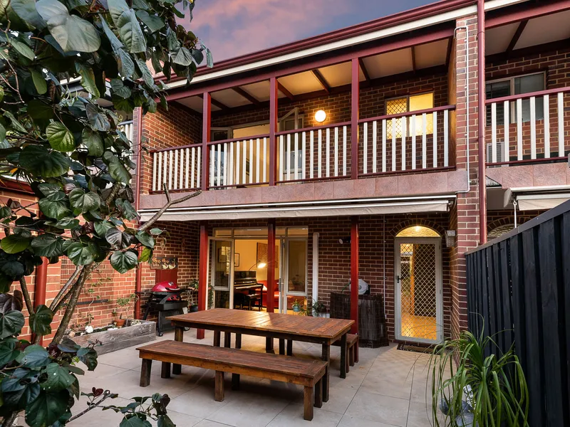 STUNNING TOWNHOUSE LIFESTYLE