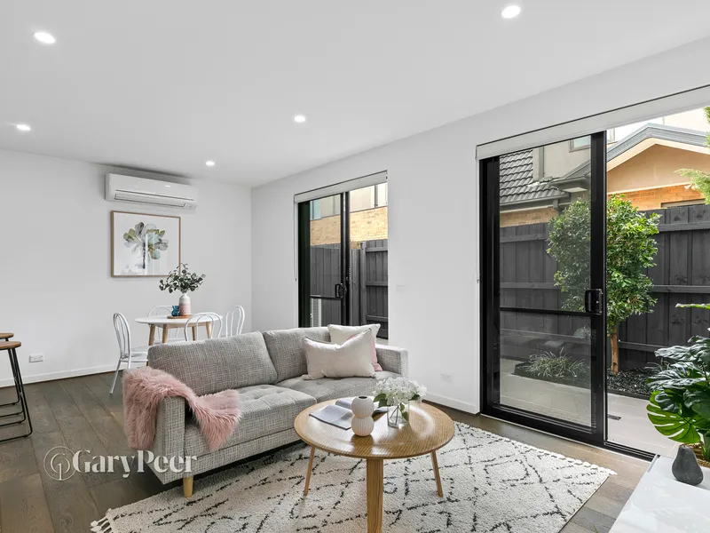 Sun soaked living with divine outdoors