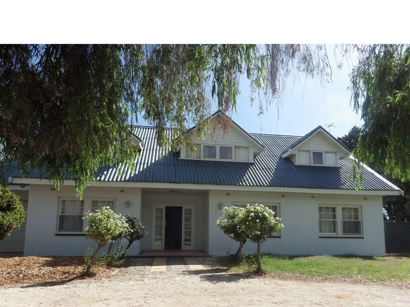 Impressive 5 Bed - Room Homestead
