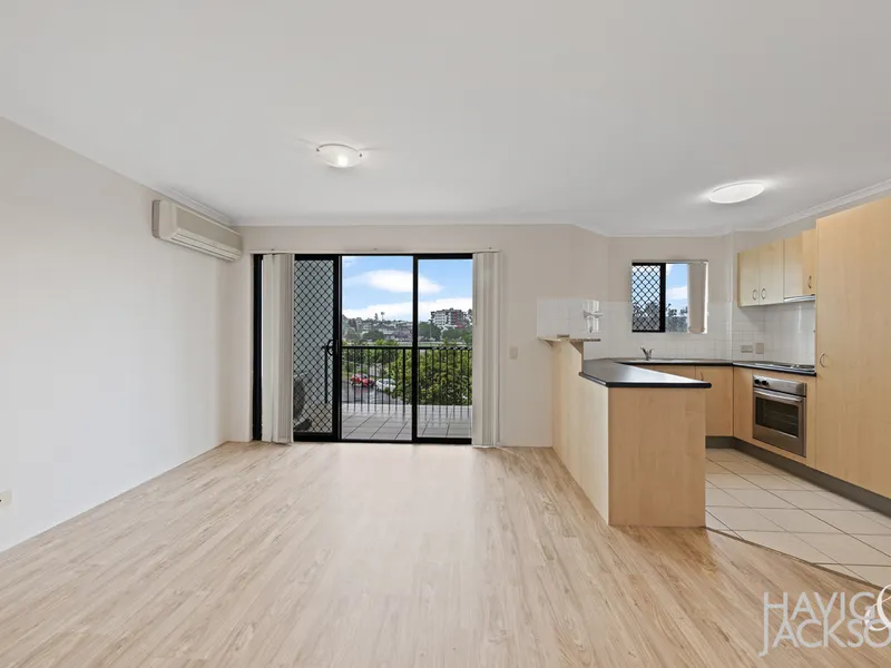 TOP FLOOR LIVING WITH WALK TO NUNDAH VILLAGE! RENT WILL INCREASE IN NOVEMBER