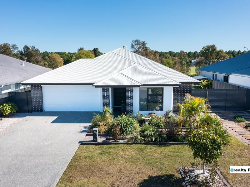 BEAUTIFUL NORTH/NORTH WEST FACING GOLF COURSE VIEWS – WIDE SIDE ACCESS WITH HARDSTAND FOR A CARAVAN