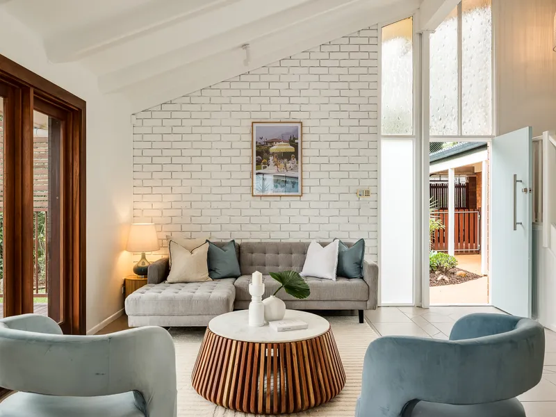 Spectacular family home with swimming pool and half tennis court