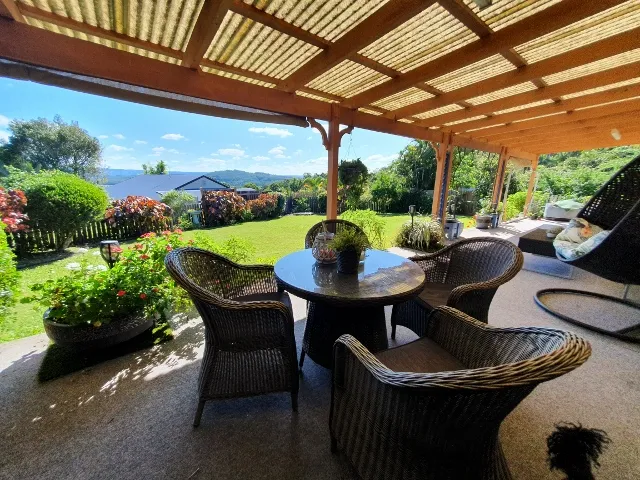 5 BEDROOMS + OFFICE + 3 LIVING AREAS + HUGE SHED + SOLAR POWER !