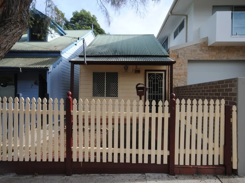 Cosy & Charming Renovated 2 Bedroom + Attic