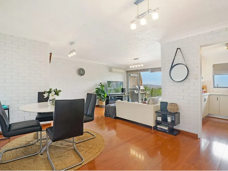 Newly renovated top floor apartment with stunning views!