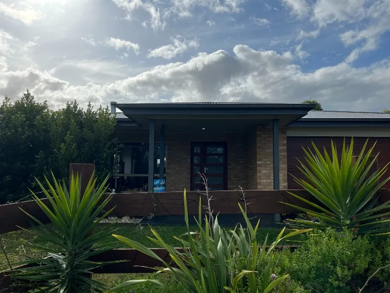 AS NEW, VERY PRIVATE AND WELL LOCATED!