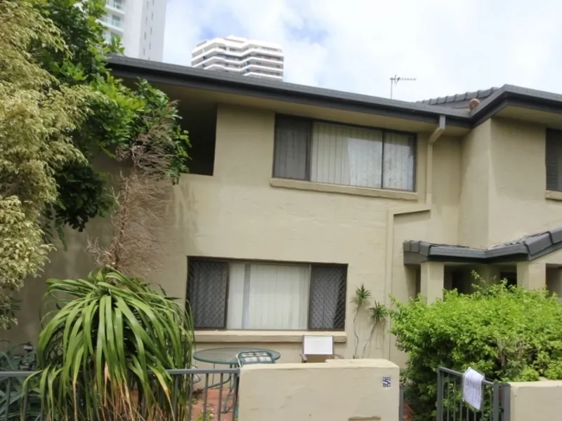 Three Bedroom Townhouse - Unfurnished - Steps to the Ocean