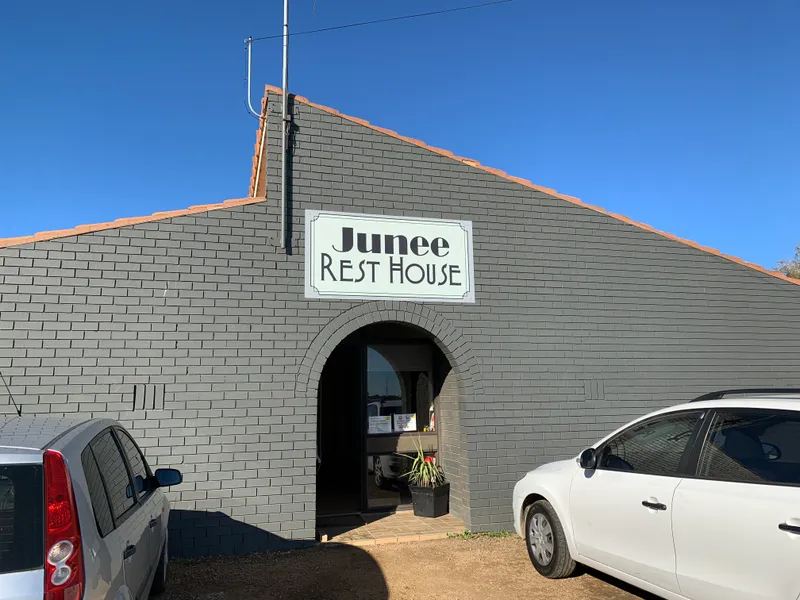 'JUNEE REST HOUSE' - CENTRAL LOCATION
