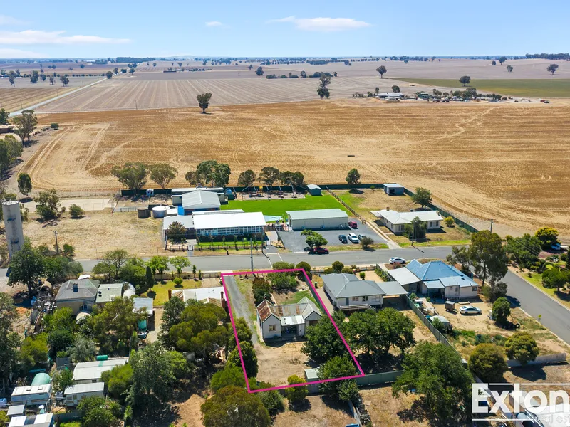 PRIME OPPORTUNITY! RENOVATORS DELIGHT! 