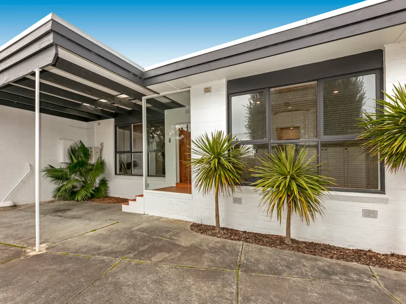 Please contact Molly Rogerson to arrange an inspection; sandringhamPM2@hodges.com.au