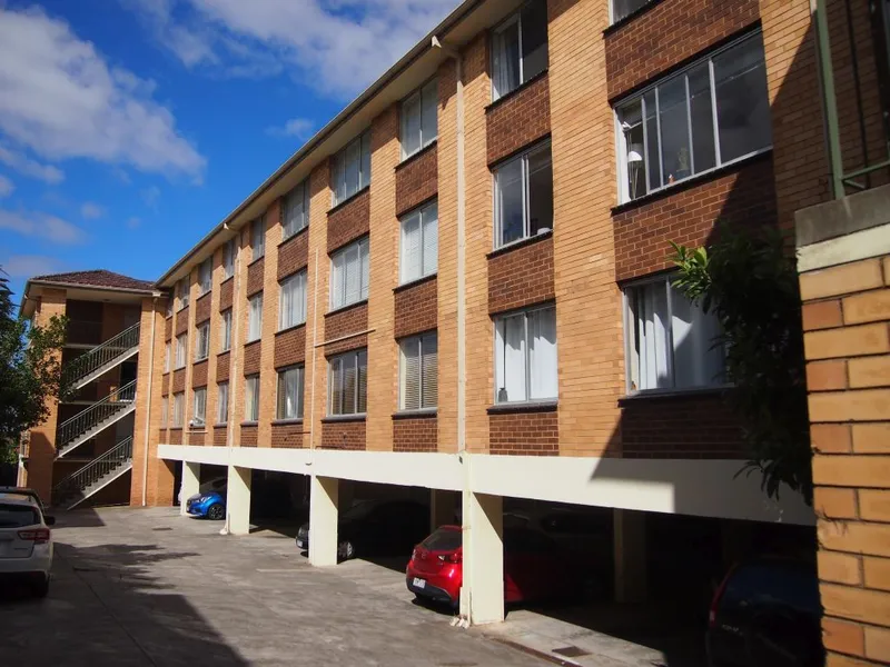 BIG AFFORDABLE ONE BEDROOM, FIRST FLOOR & OSP