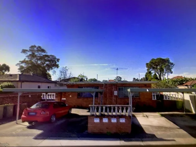 CLOSE TO TRAIN STATION