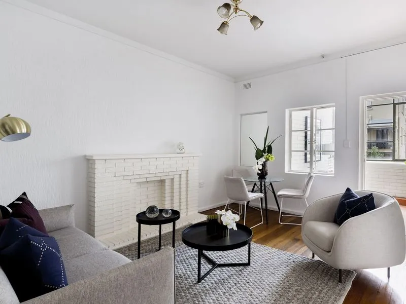 Renovated art deco apartment with sunroom/home office