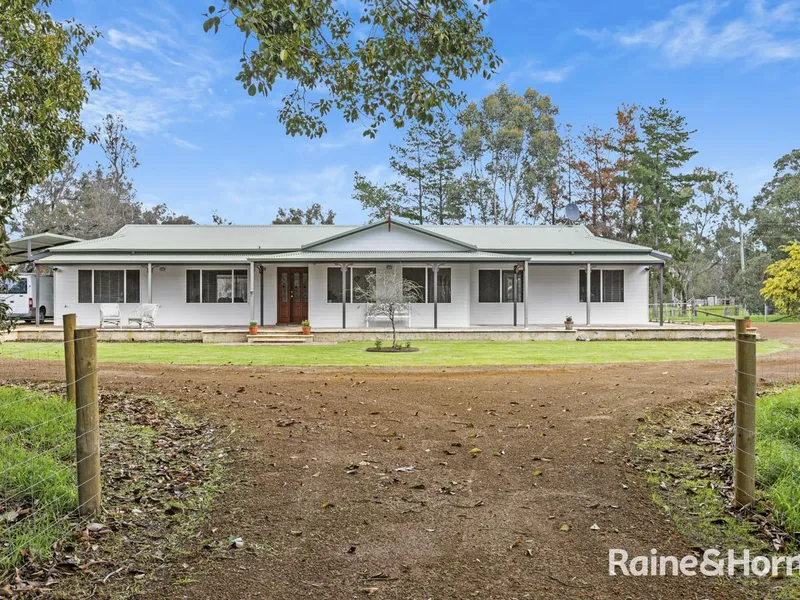 Private Country Charm In The Heart Of Capel. Your Horses Will Love it!