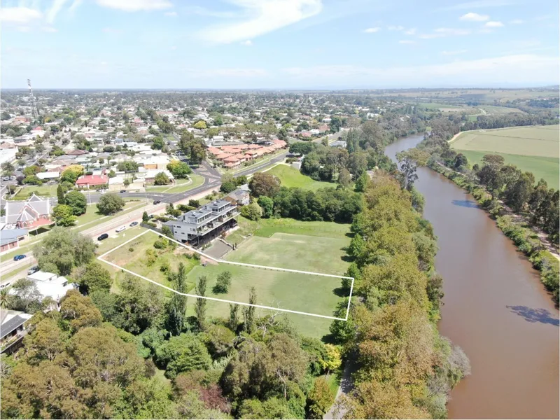 Right in town, with Mitchell River reserve frontage