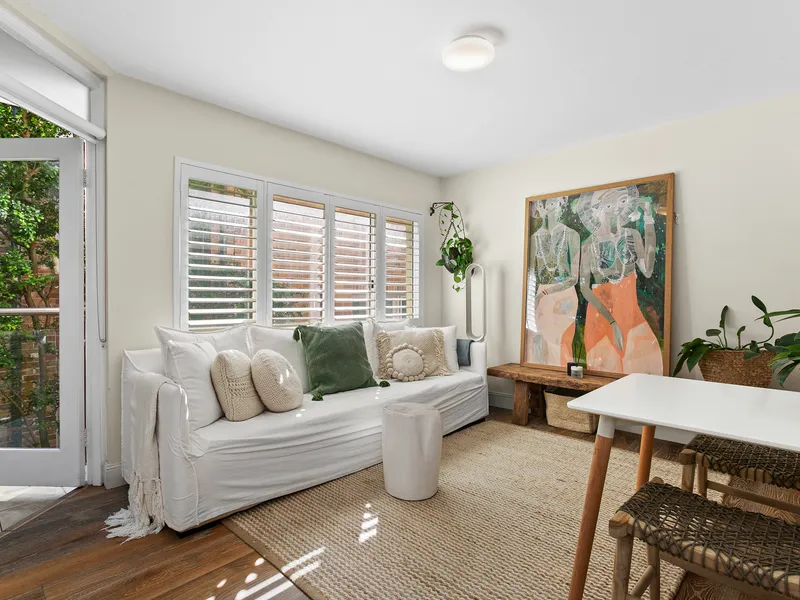 Stunning fully furnished apartment in iconic beachside precinct