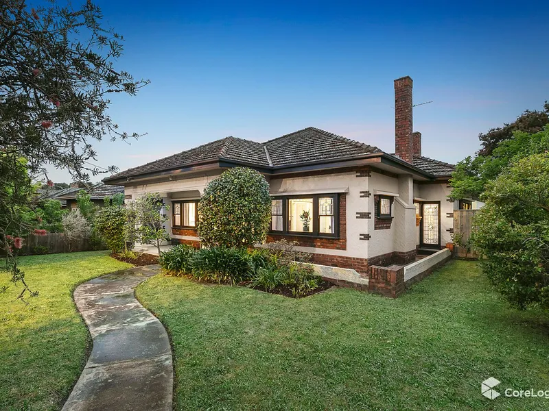 Corner Marvel Opposite Highfield Park: 5-Bedroom Art Deco Beauty