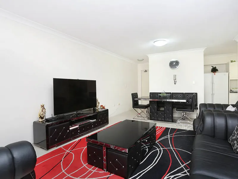 Three Bedroom ground floor unit next to Merrylands Stockland !!!
