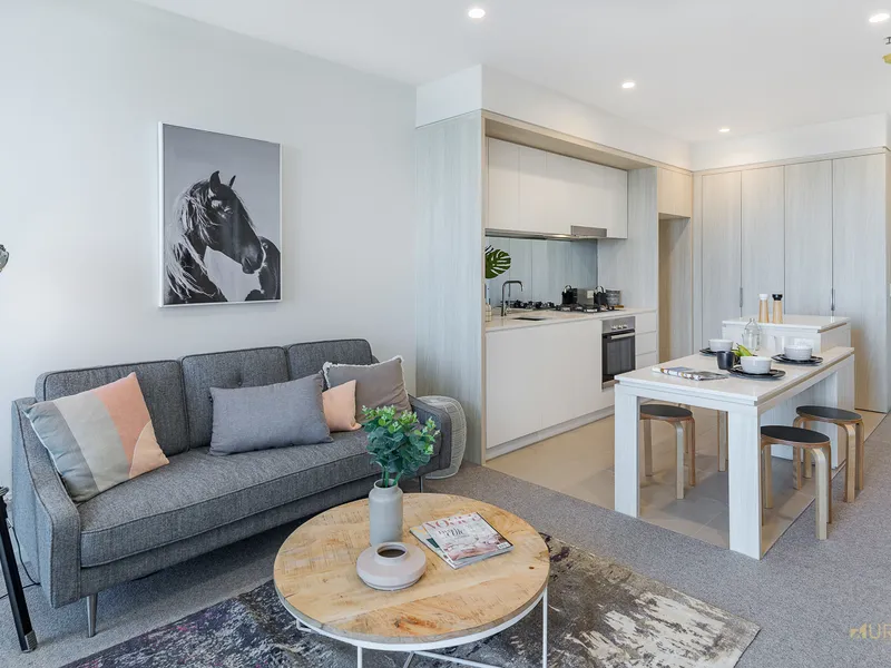 Well-designed river facing apartment, conveniently located in Newstead