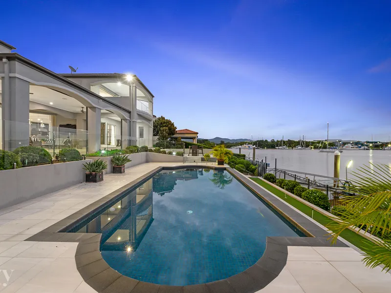 DECADENCE & SOPHISTICATION - Spectacular Residence with Wide Water Frontage