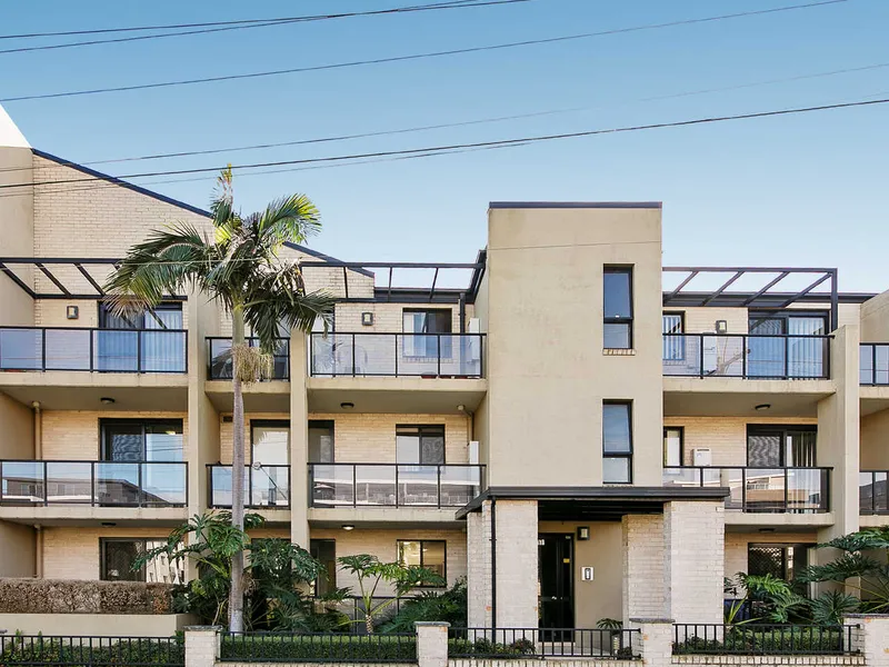 Superb Two Bedroom Unit with Two Balcones and Tiled Lounge room