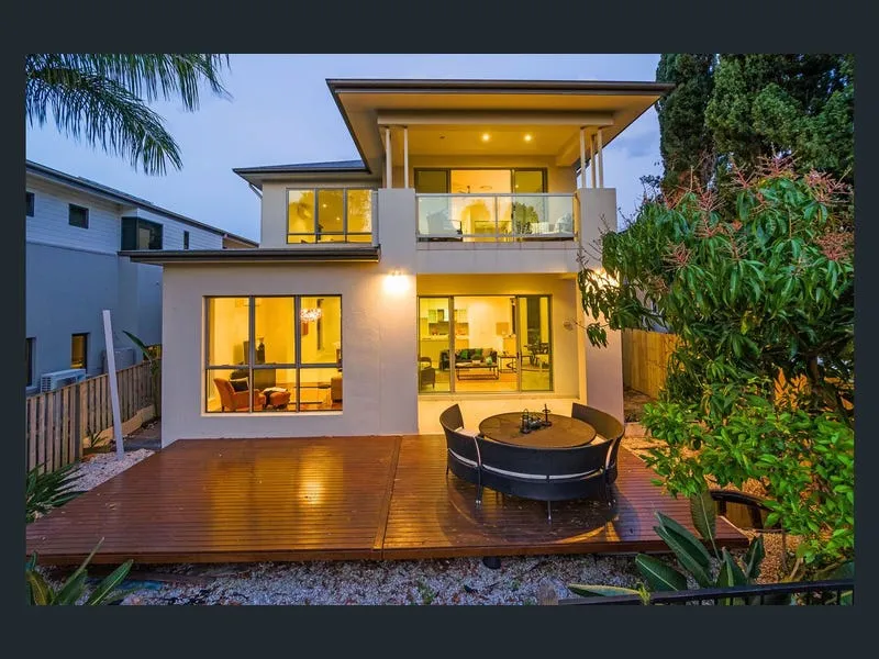 STUNNING 4 BEDROOM LUXURY HOME IN A PRIME LOCATION OF VARSITY LAKES AVAILABLE FOR RENT