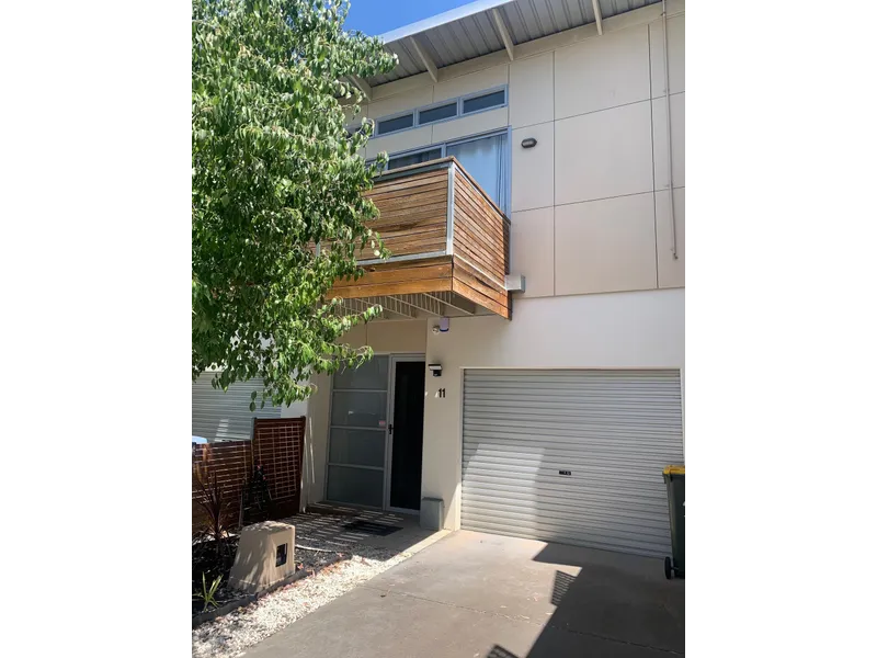 Well appointed t/house. Walking distance to the train station and bus.