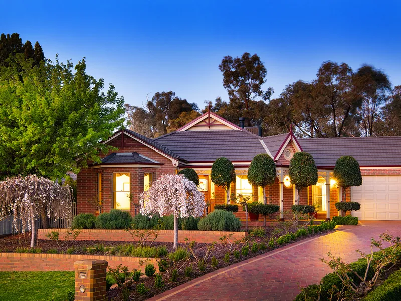 IMPRESSIVE FAMILY HOME OFFERS RELAXED STRATHDALE LIVING