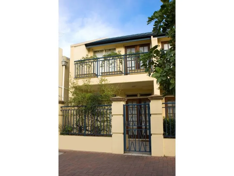 Spacious Beachside Townhouse 