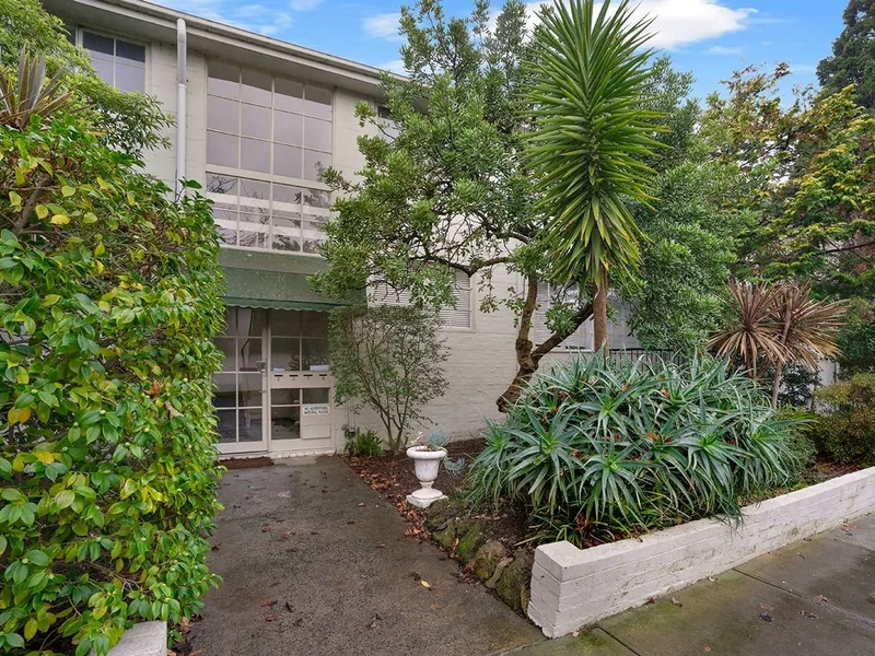 EXECUTIVE-STYLE AND FULLY RENOVATED