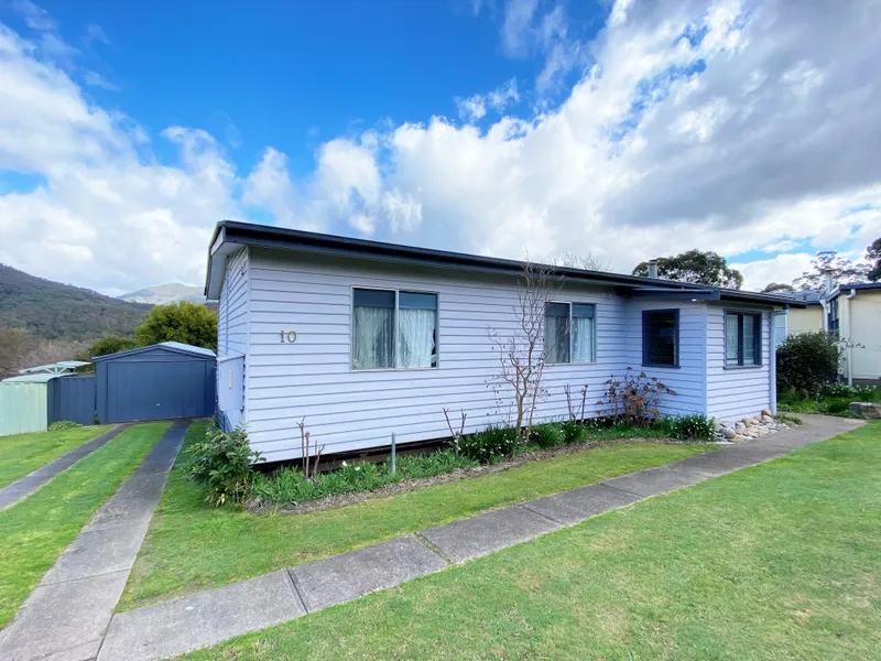 FULLY FURNISHED HOME, SURROUNDED BY BEAUTIFUL VIEWS OF THE MOUNTAINS