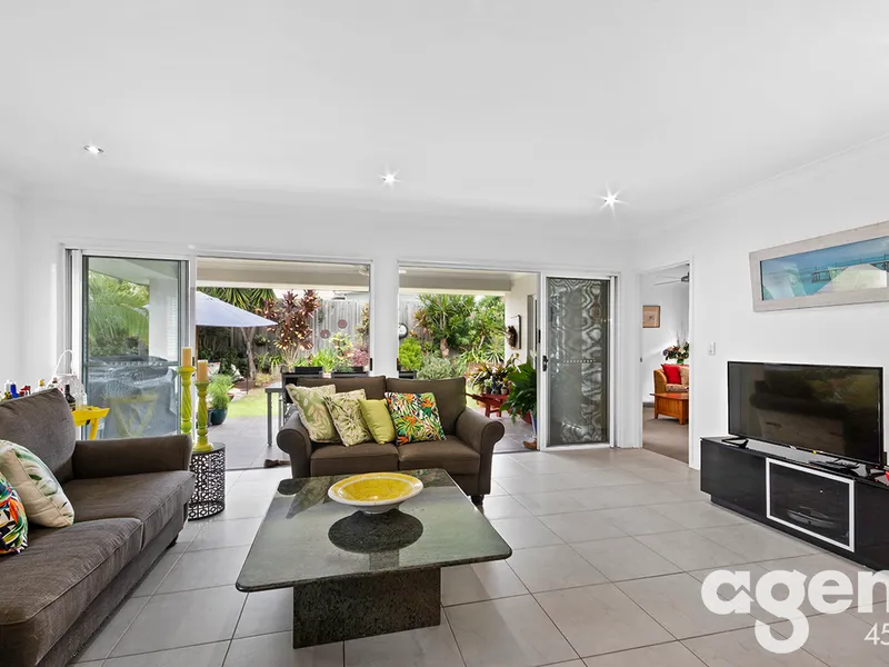 BEAUTIFUL 4 BEDROOM, 2 LIVING HOME!!!